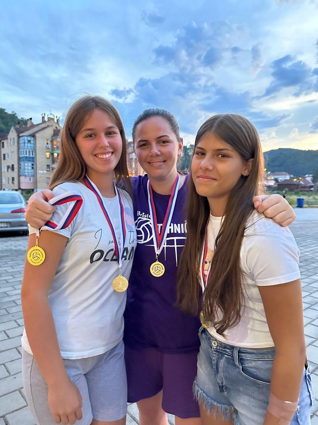 aaaPolaznice sa medaljama i trenerom 2